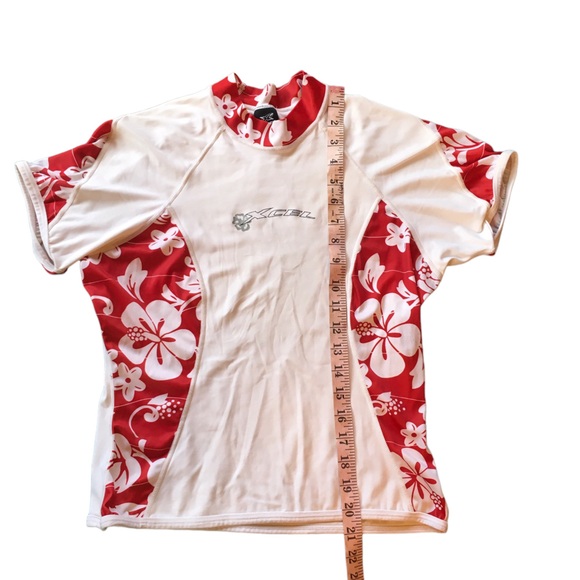 Xcel Rash guard with red and white floral print - Picture 6 of 8
